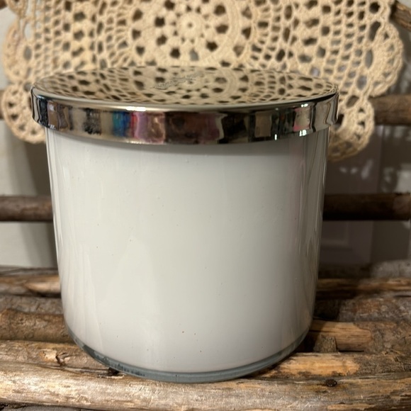 NEW GOOSE CREEK SNOW DAY FARMHOUSE 3 WICK SCENTED CANDLE - Picture 3 of 9